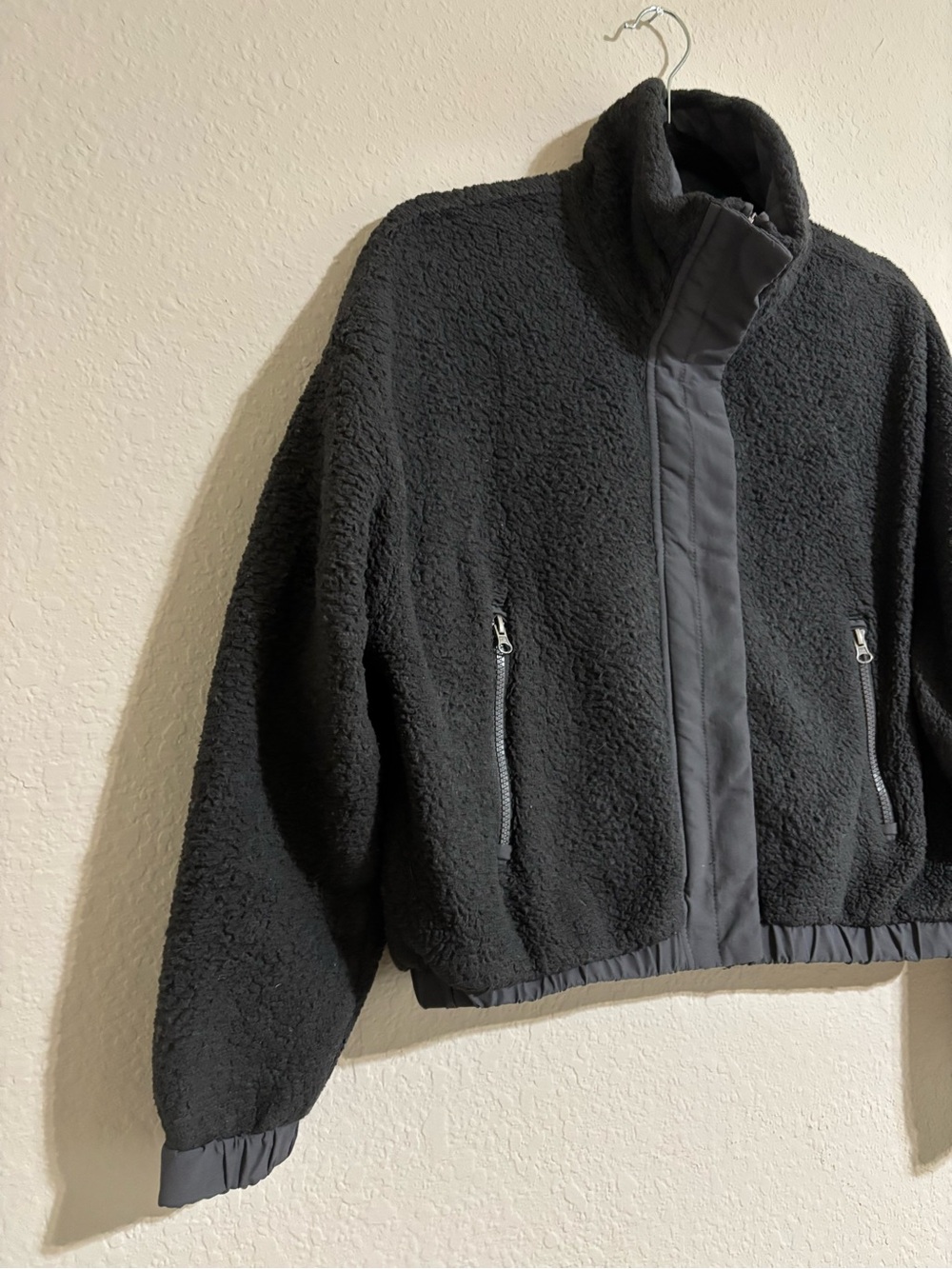 Vuori Women’s Cozy Sherpa Jacket in Graphite - Picture 4 of 9